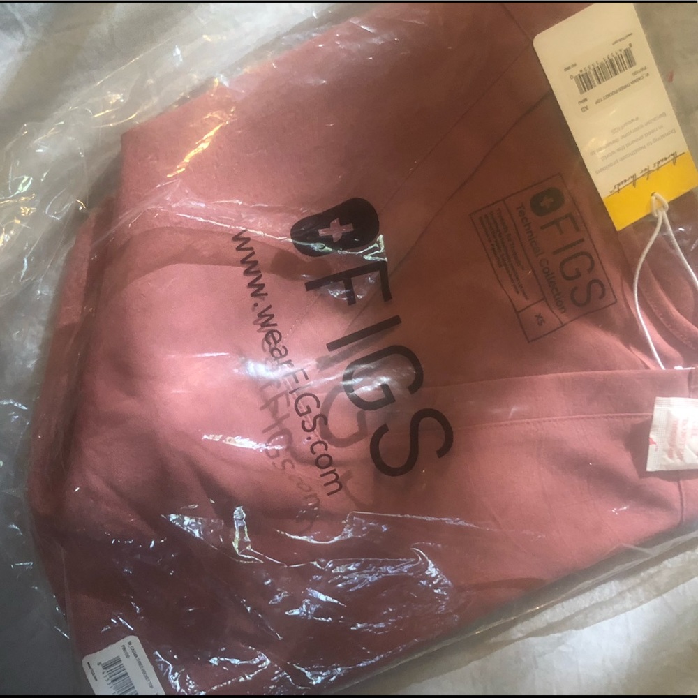 Figs mauve scrub top BNWT